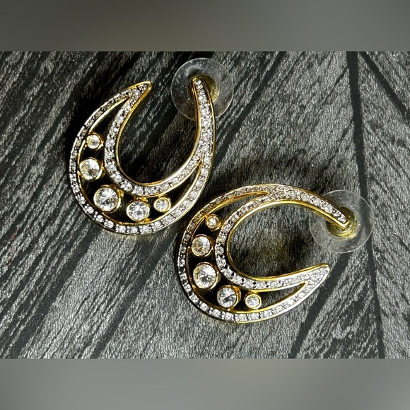 BUTLER Classic Crystal Earrings with Goldtone Finish. Absolutely Stunning - Picture 7 of 13